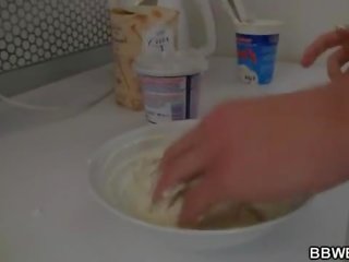 Sexually aroused chlápek fucks cooking velký pleasant žena