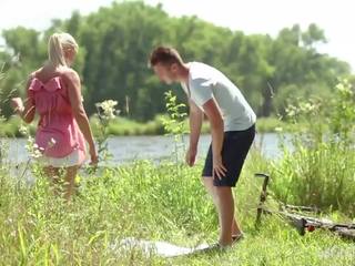 Liten mes blondin cayla lions älskar utomhus kön: högupplöst vuxen film 21