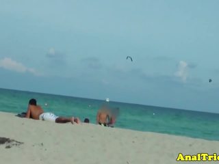 Orang hitam amatir di itu pantai bokong kacau di masyarakat