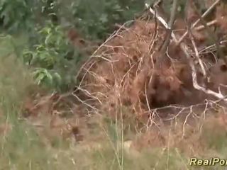 Tettona matrigna ama sporco film in natura