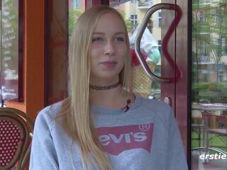 Ersties - Blondine Sirena bringt ihre rasierte Muschi zum Höhepunkt