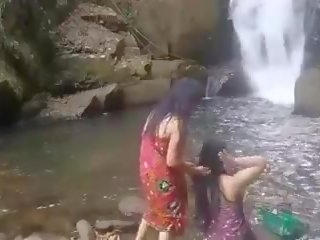 Encantador meninas tendo banho ao ar livre, grátis xxx vídeo 6d