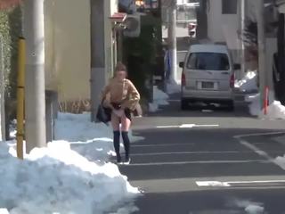 Japonesa debaixo da saia meninas . . .