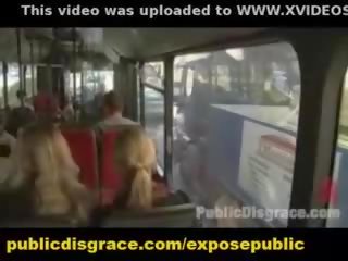 Openlucht vernedering en groep bdsm van publiek slaaf in bus