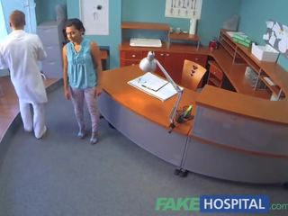 Fakehospital ασθενής overhears surgeon γαμήσι νοσοκόμα τότε fucks αυτόν πάρα πολύ