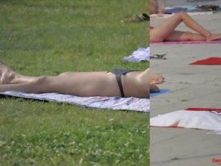 숨겨진 캠 나체상 바닷가 소녀 유방을 드러낸 섹스하고 싶은 중년 여성 매력적인 엉덩이 비키니