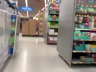 Stalker تسجيل damsel في walmart public&excl; هي لديها لا سراويل في جمهور